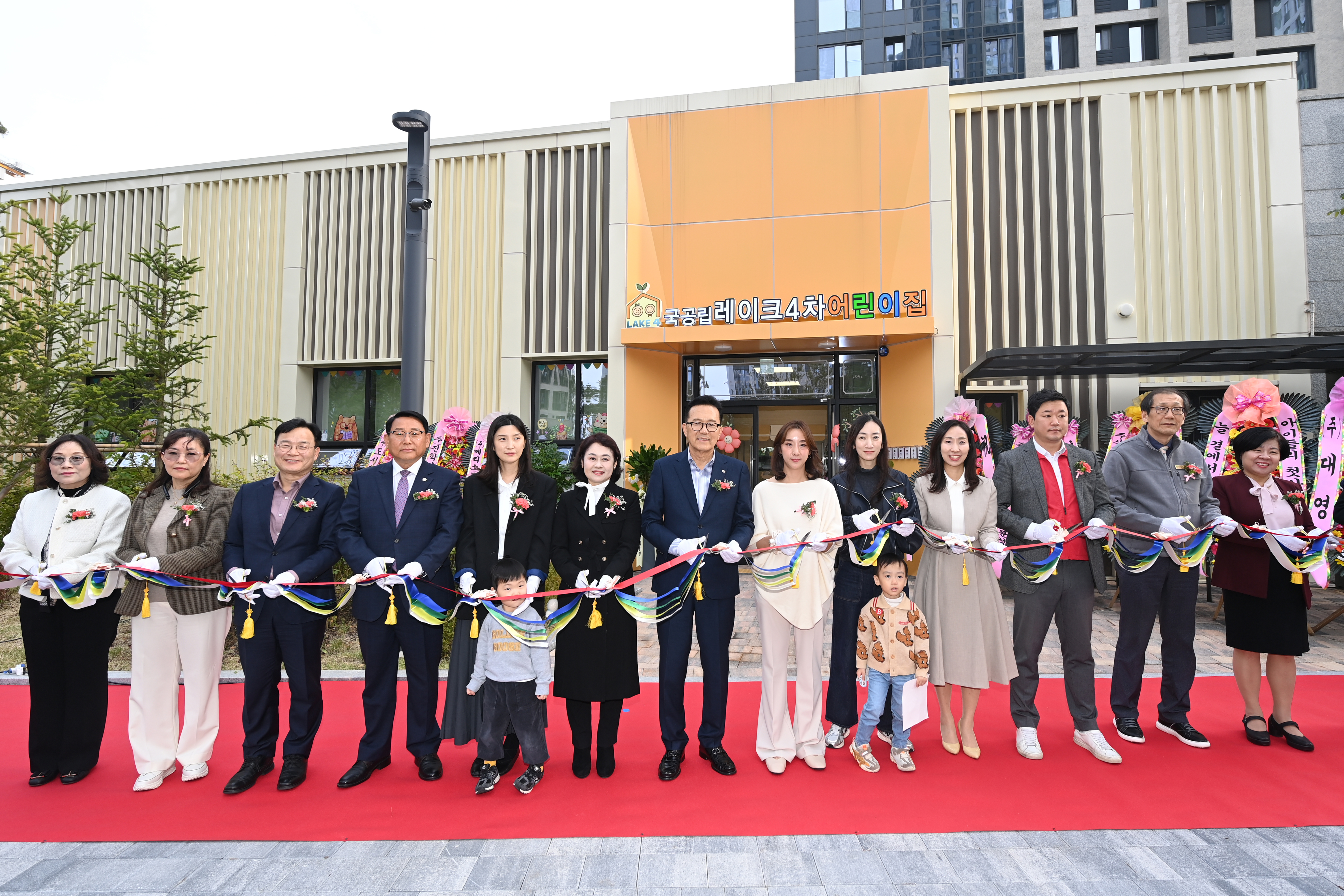 연수구는 지난 30일 학부모, 지역 주민 등 50여 명이 참석한 가운데 국공립레이크4차어린이집 개원식을 열었다